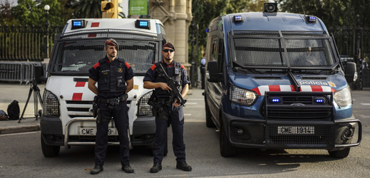 Budovu katalánského parlamentu v Barceloně střeží policie.