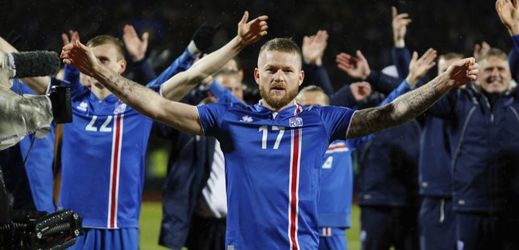 Islandští fotbalisté se radují z postupu na mistrovství světa.