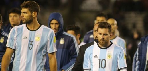 Ani návrat Lionela Messiho (vpravo) do reprezentace Argentincům snadnou cestu kvalifikací nezajistil.
