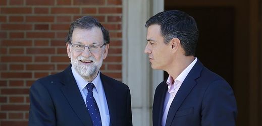 Španělský premiér Mariano Rajoy při setkání se šéfem socialistické opozice Pedrem Sánchezem.