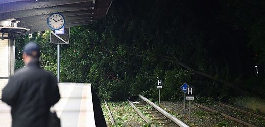 Bouře Xavier se přehnala přes Německo a zanechala za sebou znatelné škody. Na snímku je berlínské vlakové nástupiště.