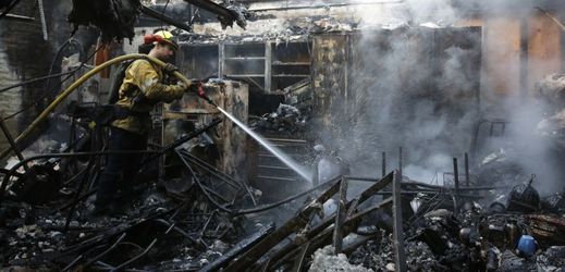 Likvidace jednoho z požárů v Kalifornii.