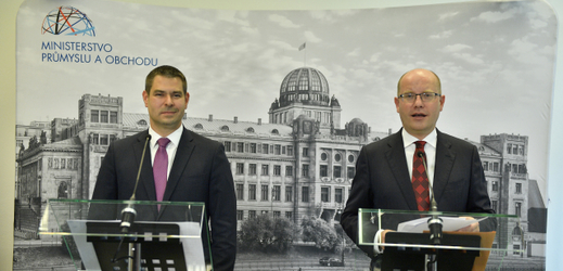 Ministr průmyslu a obchodu Jiří Havlíček (vlevo), premiér Bohuslav Sobotka (vpravo).
