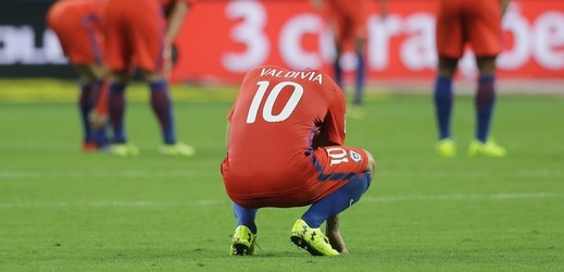 Fotbalisté Chile smutní nad prohrou s brazilskými fotbalisty.