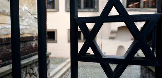 Davidova hvězda na bráně areálu Pinkasovy synagogy.