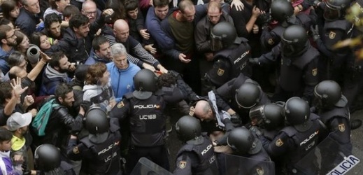 Španělská policie byla při referendu přehnaně brutální.