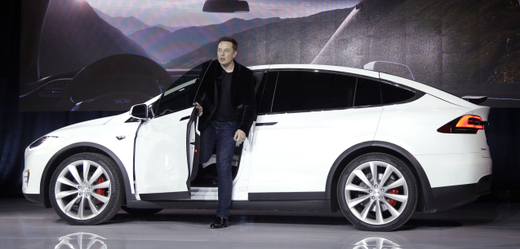 Vizionář Elon Musk a Tesla model X.