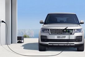 Range Rover dostal hybridní pohon s možností externího dobíjení.
