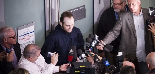 Joshua Boyle (uprostřed) mezi novináři na letišti v Torontu.