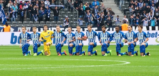 Hertha Berlín začala zápas s Schalke protestním gestem.