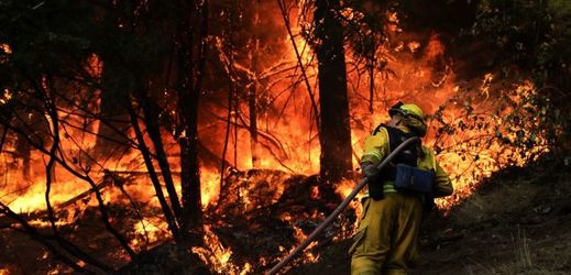 Boj s plameny v Kalifornii.