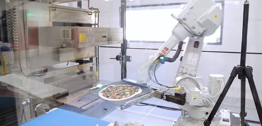 Zuma Pizze robot dávající pizzu do pece.