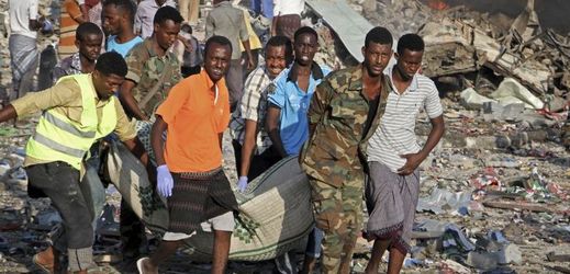 Zachraňovaní zraněných v Mogadišu.