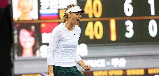 Tenistka Maria Šarapovová se raduje ze zisku prvního titulu po návratu z dopingového trestu.