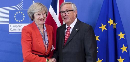 Theresa May a Jean-Claude Juncker.
