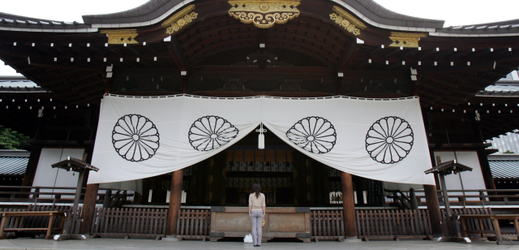 Kontroverzní šintoistická svatyně Jasukuni v Tokiu, která je zasvěcena Japoncům padlým ve válkách 19. a 20. století a kde jsou i urny popravených válečných zločinců.
