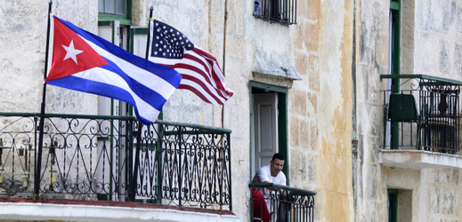 Kubánská a americká vlajka v části kubánského hlavního města označované jako Stará Havana.