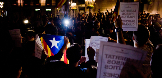 Protest v Barceloně proti uvěznění dvou katalánských separatistických lídrů.