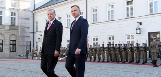 Zleva turecký prezident Erdogan a jeho polský protějšek Andrzej Duda.
