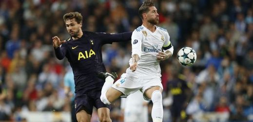 Llorente v souboji s Ramosem v zápase Ligy mistrů mezi Realem a Tottenhamem.