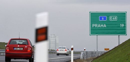 Dálnice D6 byla na osmém kilometru na Prahu zhruba hodinu uzavřena, v úseku mezi Unhoští a Jenčí se stalo několik dopravních nehod.