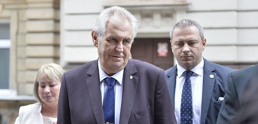 Prezident Miloš Zeman (v pozadí manželka Ivana).
