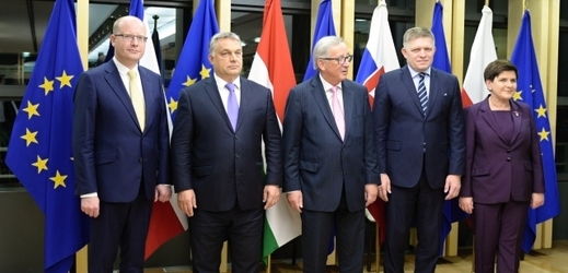 Zleva premiéři ČR a Maďarska Bohuslav Sobotka a Viktor Orbán, předseda Evropské komise Jean-Claude Juncker, předseda slovenské vlády Robert Fico a polská premiérka Beata Szydlová.