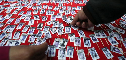 Pietní připomenutí obětí režimu diktátora Augusta Pinocheta v Mezinárodní den obětí zmizení v Santiagu v Chile.