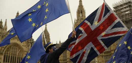 Vlajky EU a Velké Británie před britským parlamentem.