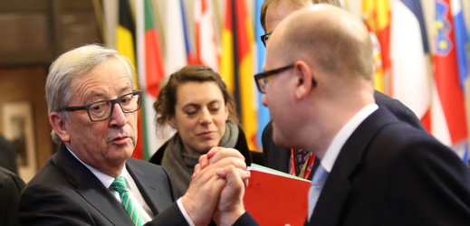 Předseda Evropské komise Jean-Claude Juncker (vlevo) si potřásá rukou s předsedou vlády České republiky Bohuslavem Sobotkou.