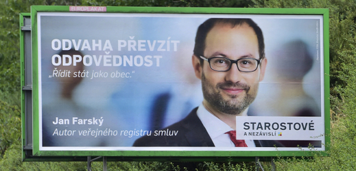 Billboard hnutí Starostové a nezávislí pro letošní sněmovní volby s portrétem celostátního lídra Jana Farského.