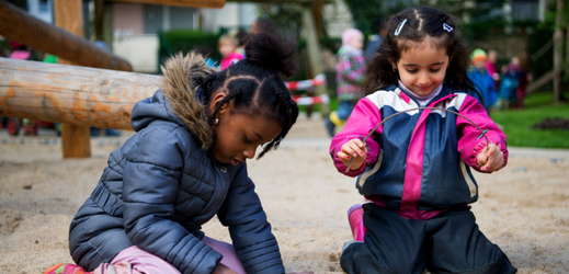 Čtyčletá Safa ze Sýrie (vpravo) a pětiletá Nephythys si hrají ve školce v německém Düsseldorfu.