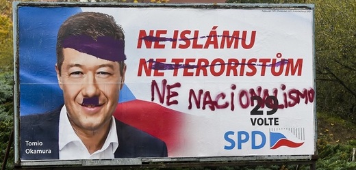 Pomalovaný předvolební billboard se sloganem Ne islámu, ne teroristům a předsedou hnutí Svoboda a přímá demokracie (SPD) Tomiem Okamurou v ulici Jana Želivského v Praze.