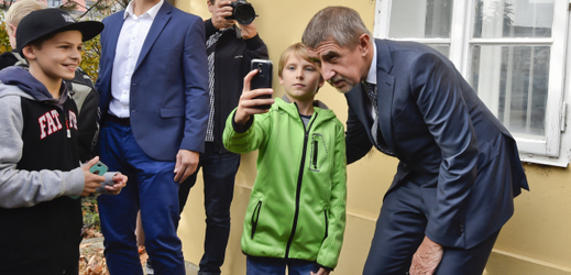 Chlapec se fotí s Andrejem Babišem.