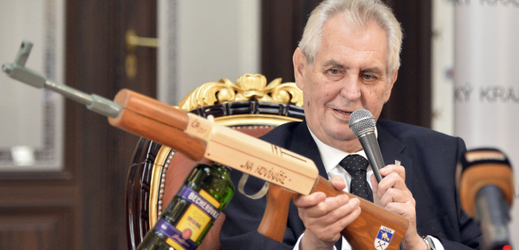 Prezident Miloš Zeman se svým novým dárkem.