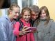 Děti se fotí s Andrejem Babišem.
