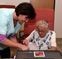 103letá Anna Hejná hlasovala v pečovatelském domě.