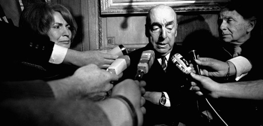 Pablo Neruda při rozhovoru s novináři v Paříži.