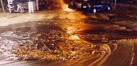 Havárie vody v Kotlářské ulici.