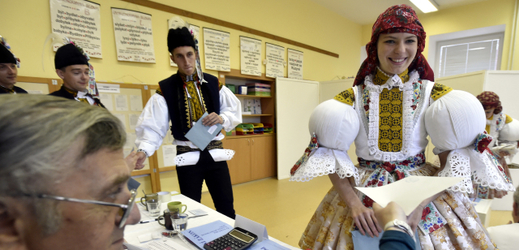 Členové Březolupské chasy odevzdali 21. října své hlasy ve volbách do Poslanecké sněmovny v obci Březolupy na Uherskohradišťsku, kde se ten den konaly tradiční slovácké hody.