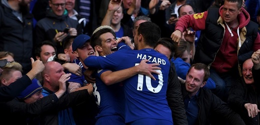 Fotbalisté Chelsea se radují z branky vstřelené do sítě Watfordu.
