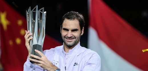 Tenista Roger Federer s trofejí, kterou získal v Šanghaji.