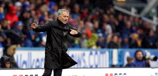 Trenér Chelsea José Mourinho v zápase proti Huddersfieldu.