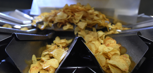 Výroba bramborových chipsů.