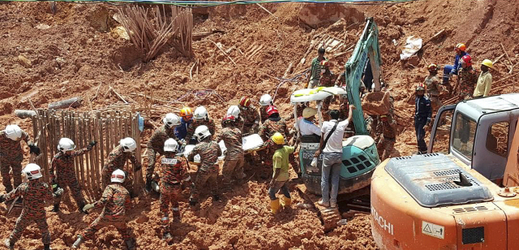 Práce záchranářů na zasypaném staveništi v Malajsii.