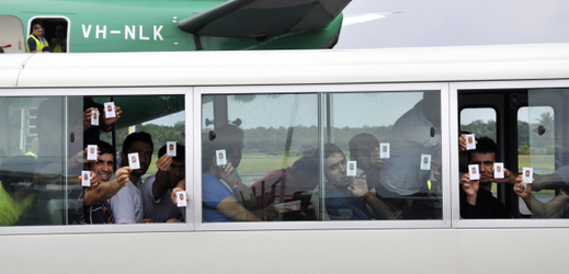 Běženci odjíždějící z ilegálního zařízení na ostrově Manus.