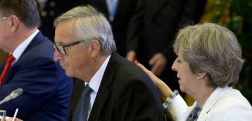 Jean-Claude Juncker a Theresa Mayová.