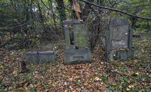 Starý evangelický hřbitov pochází z roku 1903.