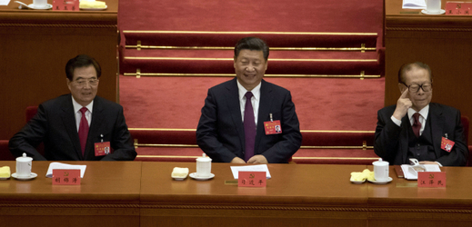 Čínský prezident Si Ťin-Pching (uprostřed) na sjezdu komunistické strany.