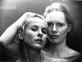 Snímek z filmu Ingmara Bergmana Persona (1966). Zleva herečky Bibi Andersson a Liv Ullmann.
